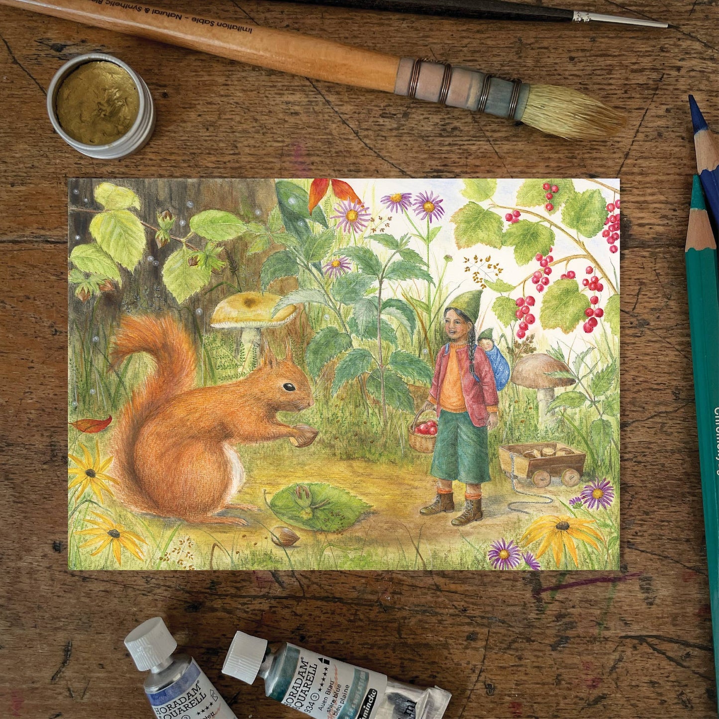 Herbst Postkarte Die Sammler PKHE257: Eichhörnchen und Wichtelmädchen sammeln Herbstschätze
Zeichnung von Mhairi Hellbrandt