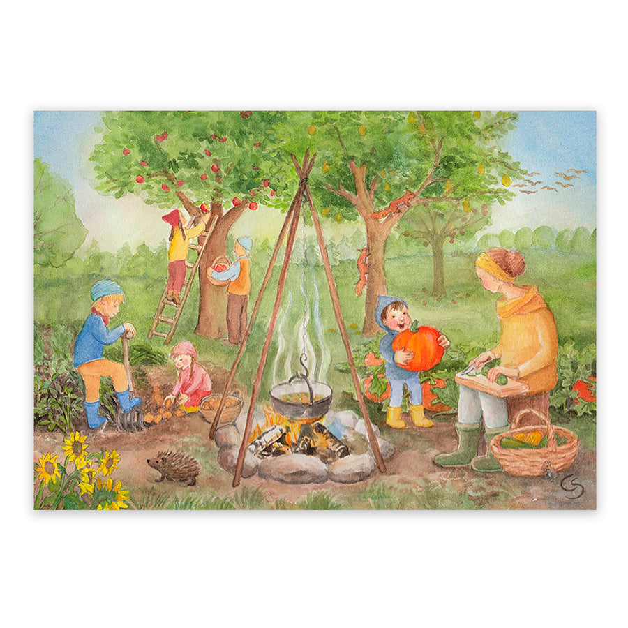 Familie bei der Herbsternte mit Apfelpflücken, Kürbis und Lagerfeuer – Postkarte Erntezeit von Corinna Schwerdtfeger