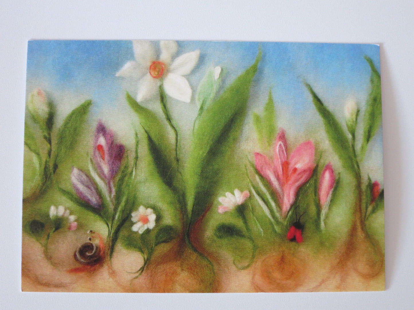Waldorf Postkarte Frühlingserwachen PKFR7: Filzbild mit Krokussen, Narzisse, Gänseblümchen, Schnecke und Marienkäfer, Design von Franziska Sertori-Kopp