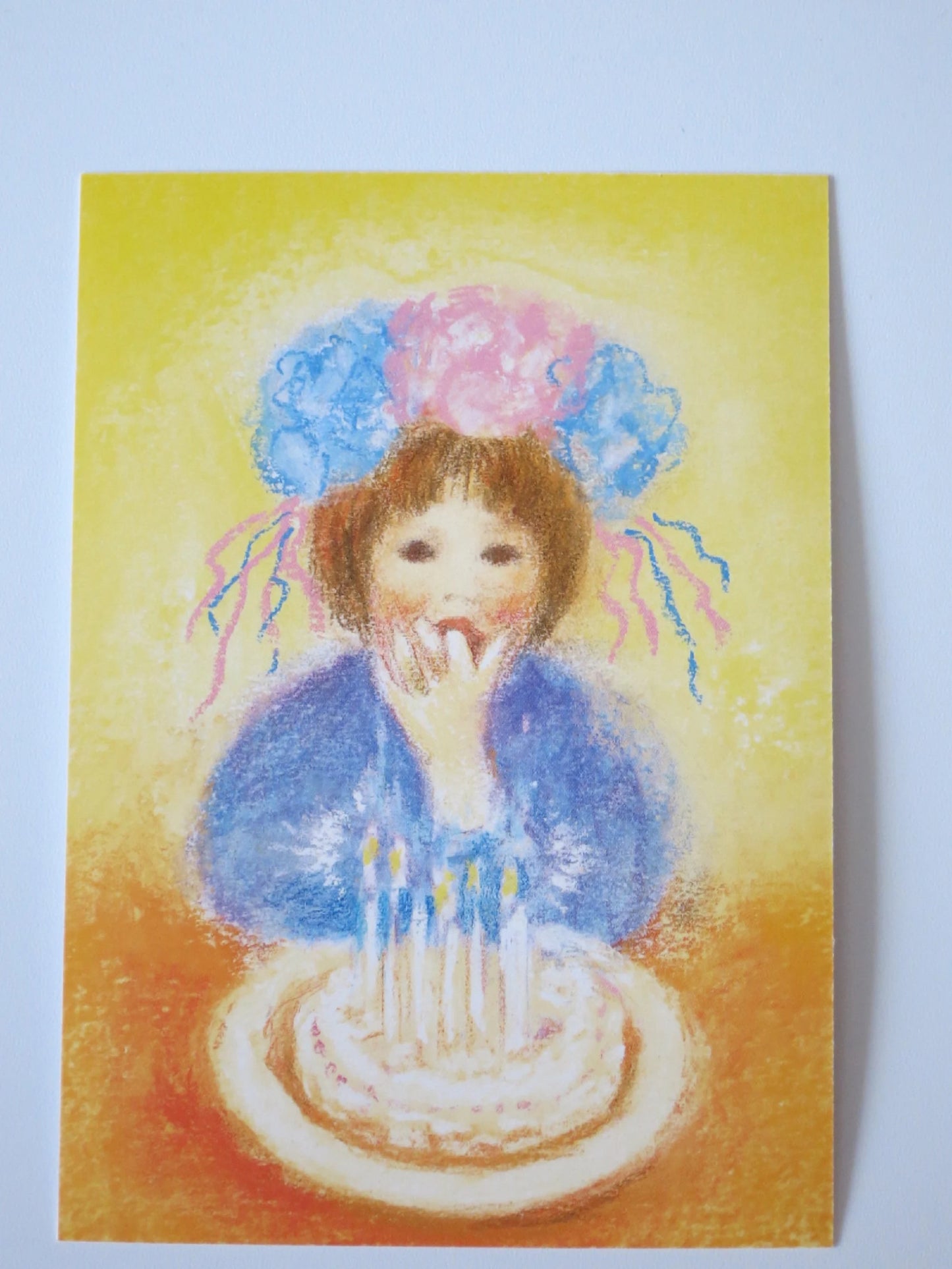Postkarte Geburtstag Detailansicht: Kind mit Blumenkranz vor Kuchen mit Kerzen, Pastell von Marjan van Zeyl