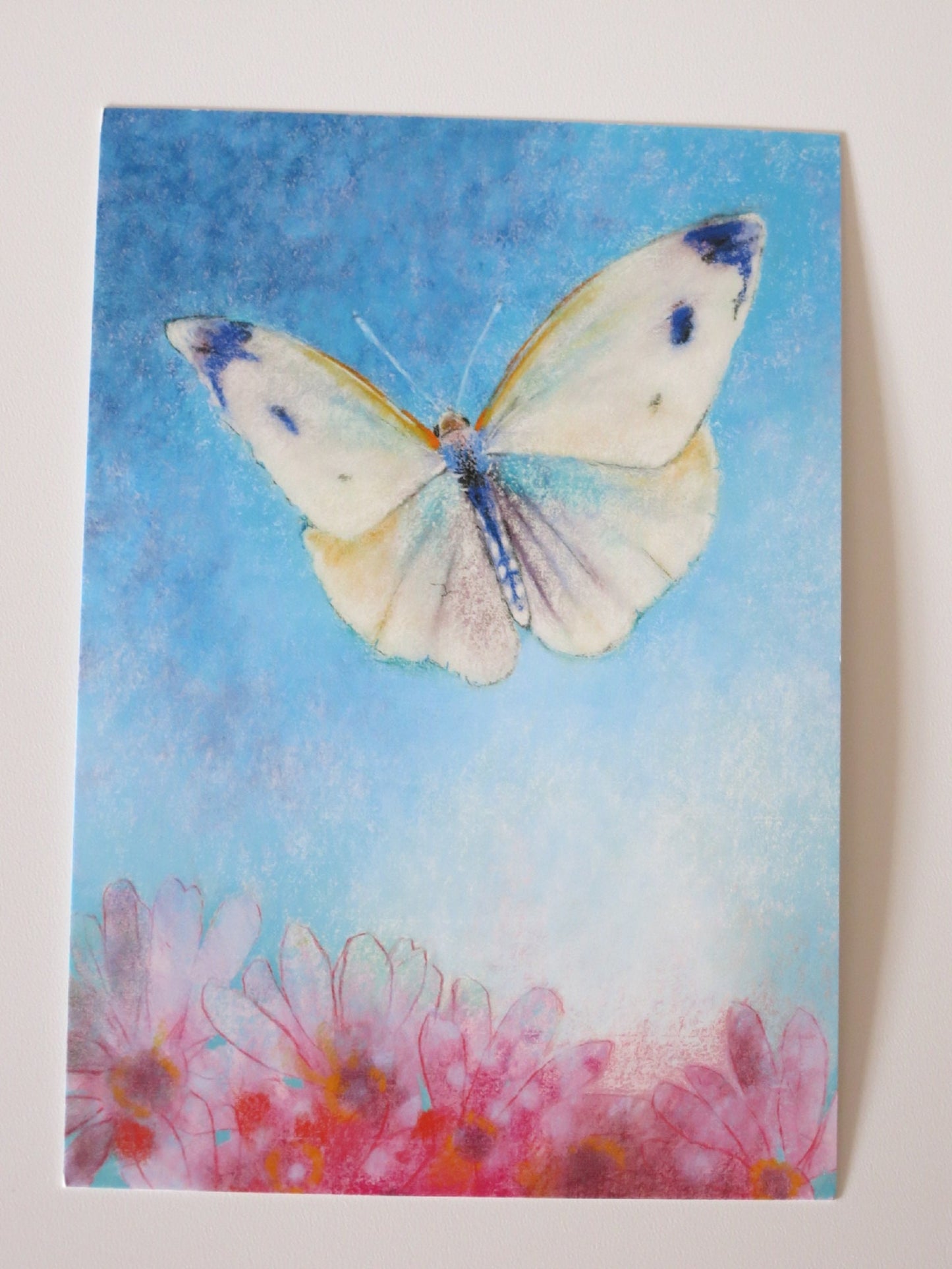 Waldorf Postkarte Grosser Schmetterling von Loes Botman: Kohlweissling im Flug ueber Blumen
