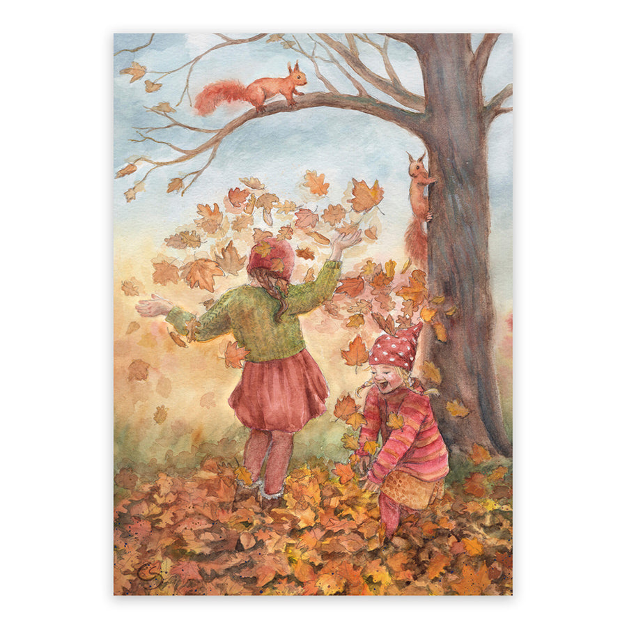 Zwei Kinder werfen Herbstlaub in die Luft, Eichhörnchen beobachten vom Baum – Postkarte Herbstfreude von Corinna Schwerdtfeger