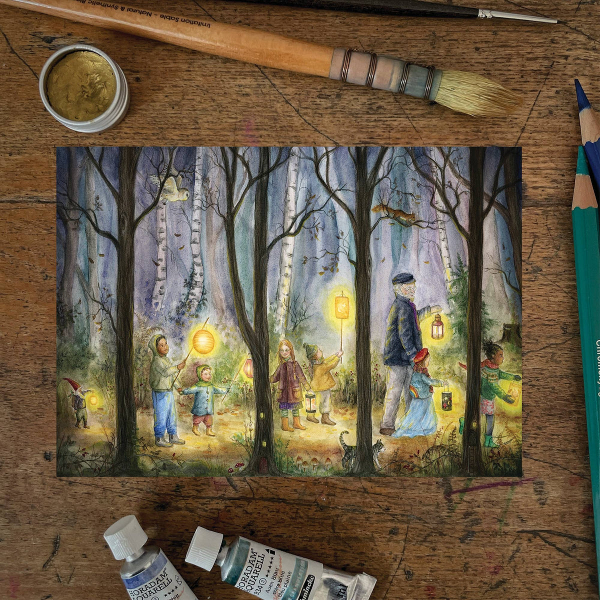 Waldorf Postkarte Laternenumzug PKHE239 im Querformat: Kinder ziehen mit leuchtenden Laternen durch einen dämmrigen Birkenwald, ein Erwachsener mit Sturmlaterne geht mit. Aquarell von Mhairi Hellbrandt