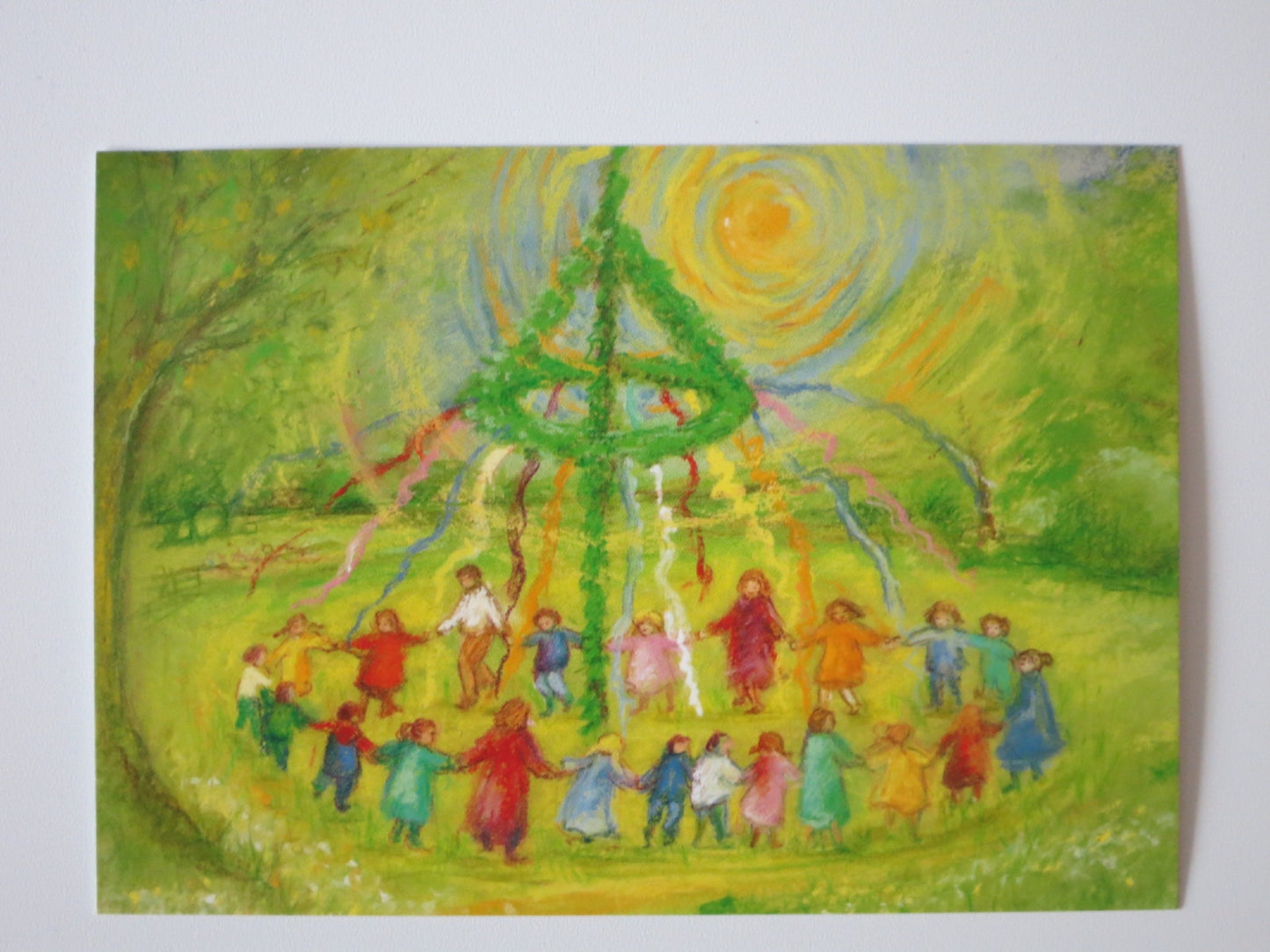 Waldorf Postkarte Maibaum PKFR75: Kinder tanzen im Kreis um geschmückten Maibaum mit bunten Bändern, Design von Marjan van Zeyl
