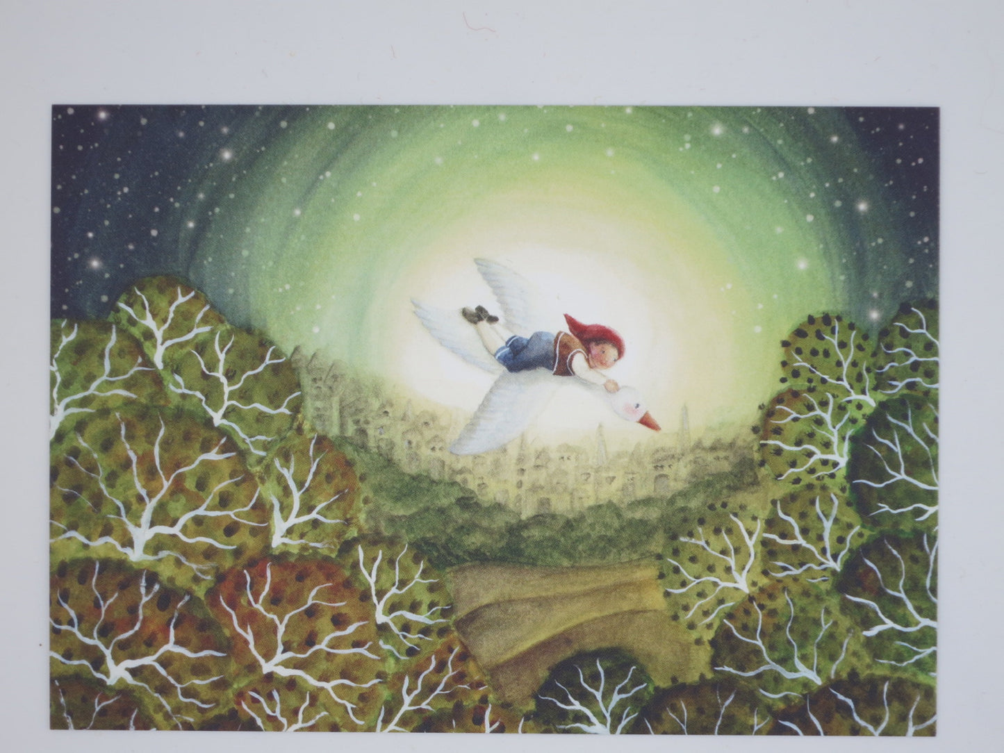 Postkarte Nils Holgersson: Junge fliegt auf Wildgans über Nachtstadt mit Sternenhimmel, Illustration von Bijdehansje