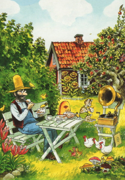 Postkarte Pettersson im Garten: Findus tanzt zum Grammophon vor rotem Schwedenhaus, Illustration von S. Nordquist