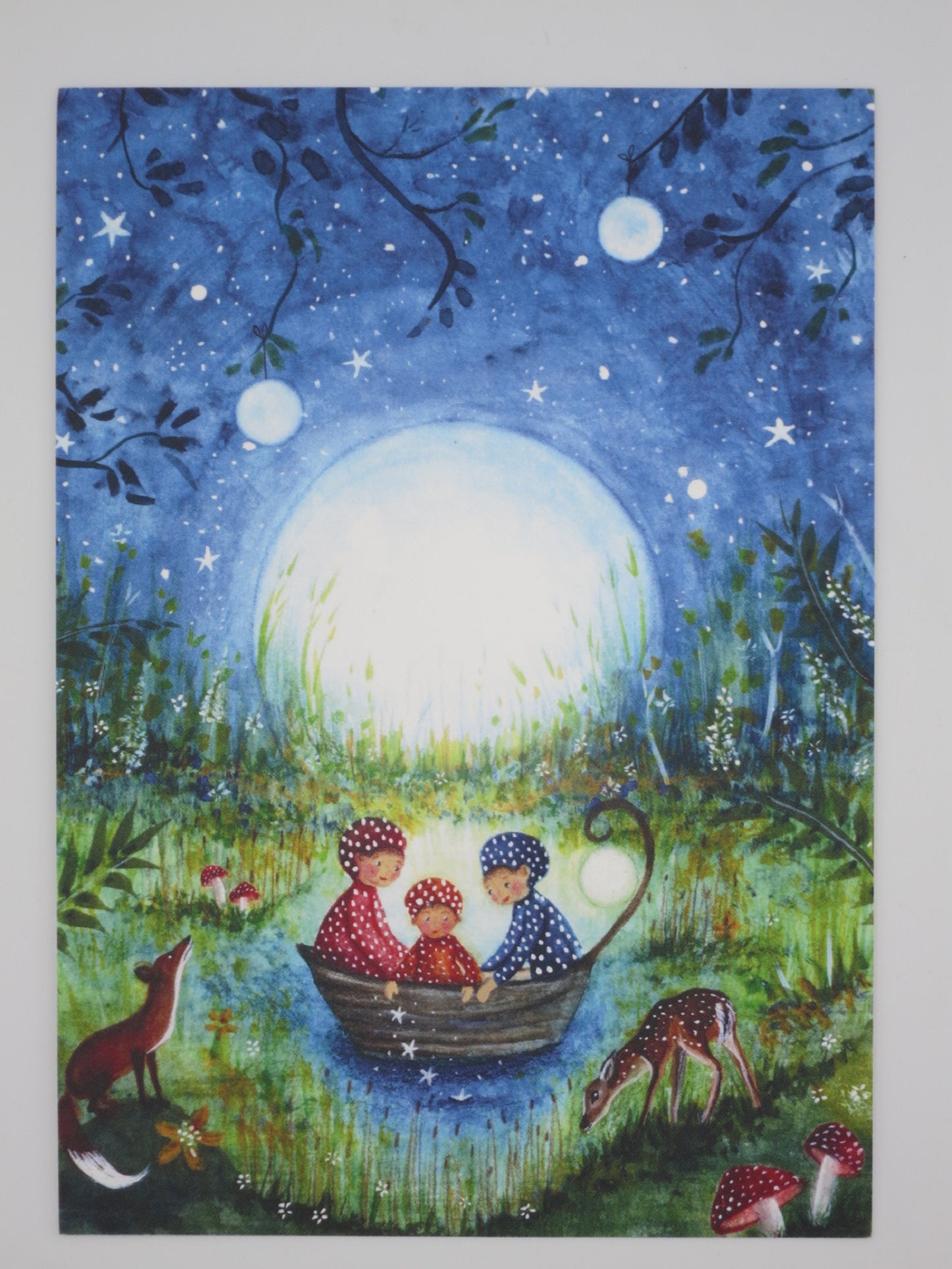 Postkarte Pilzkinder: drei Kinder im Boot vor Vollmond mit Fuchs und Reh, Illustration von Bijdehansje