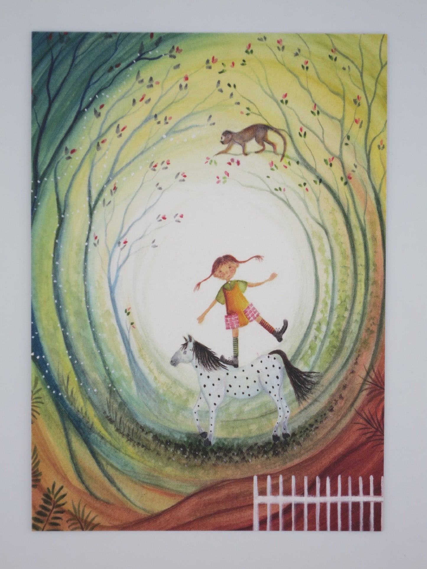 Postkarte Pippi: Pippi Langstrumpf balanciert auf getüpfeltem Pferd, Affe im Baum, Illustration von Bijdehansje