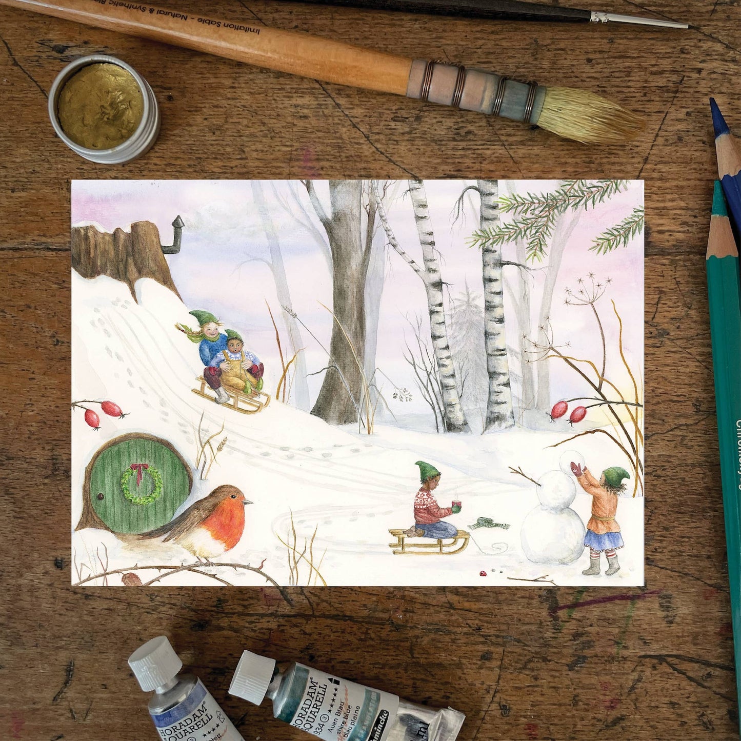 Winter Postkarte Schneetag PKWI328: Kinder spielen im Schnee und fahren Schlitten
Zeichnung von Mhairi Hellbrandt