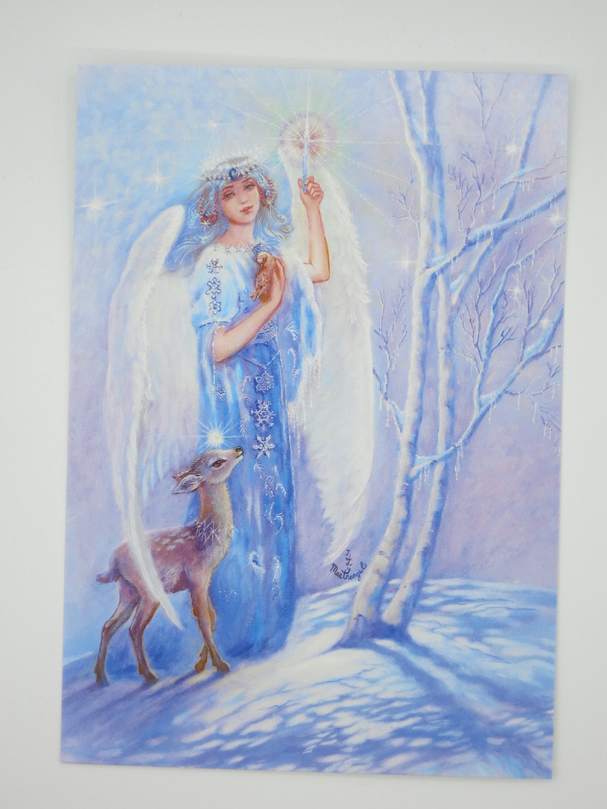 Postkarte Schutzengel im Winter zeigt Engel und Kitz im Schnee, illustriert von Judy Mastrangelo