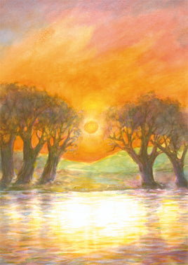 Postkarte Sonnenuntergang: rote Sonne versinkt zwischen Bäumen über einem See, Aquarell von Johanna Schneider