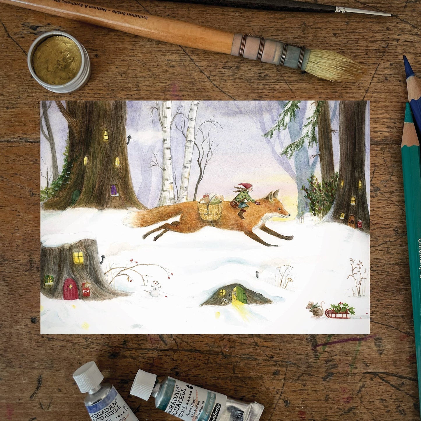 Winter Postarte Weihnachtspost PKWI332: Wichtel bring auf einem Fuchs die Weihnachtspost
Zeichnung von Mhairi Hellbrandt