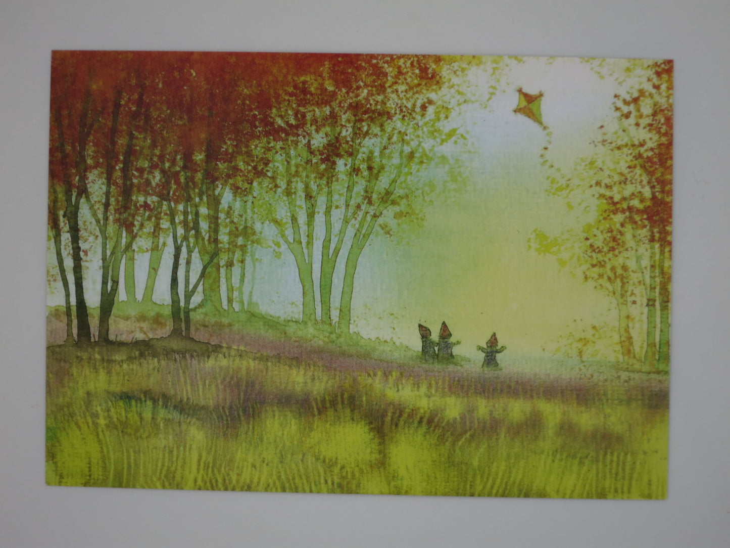 Herbst Postkarte Wichtel mit Drachen in der Heide PKHE159: Wichtel-Silhouetten in goldbrauner Heidelandschaft mit Drachen, Aquarell von Anna Hunold