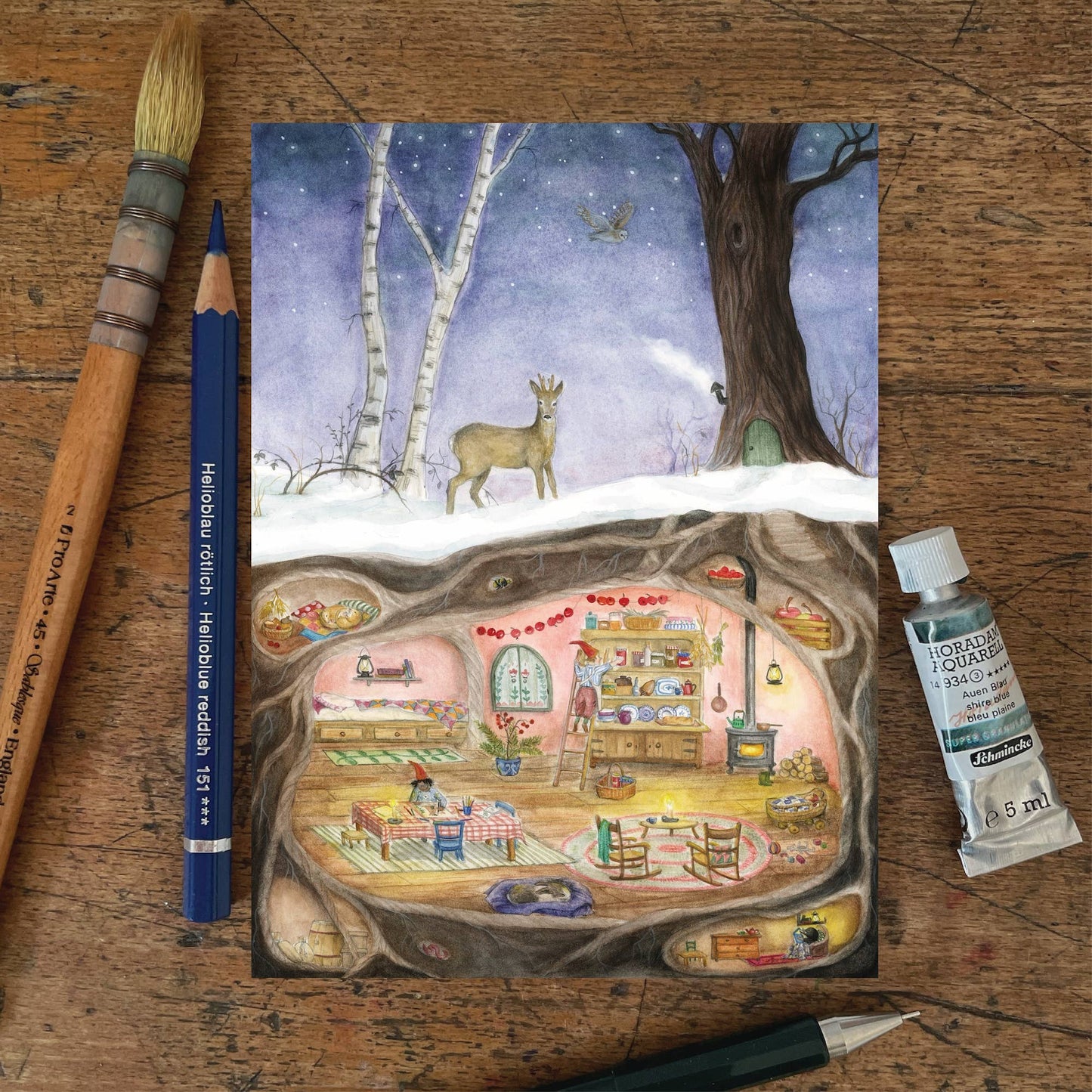Winter Postkarte Winter im Erdreich PKW330: Winterszene unter der Erde mit Wichteln
Zeichnung von Mhairi Hellbrandt