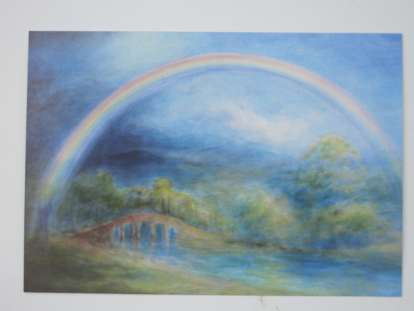 Postkarte Regenbogen ueber der Bruecke von David Newbatt: Regenbogen ueber Steinbruecke und Fluss