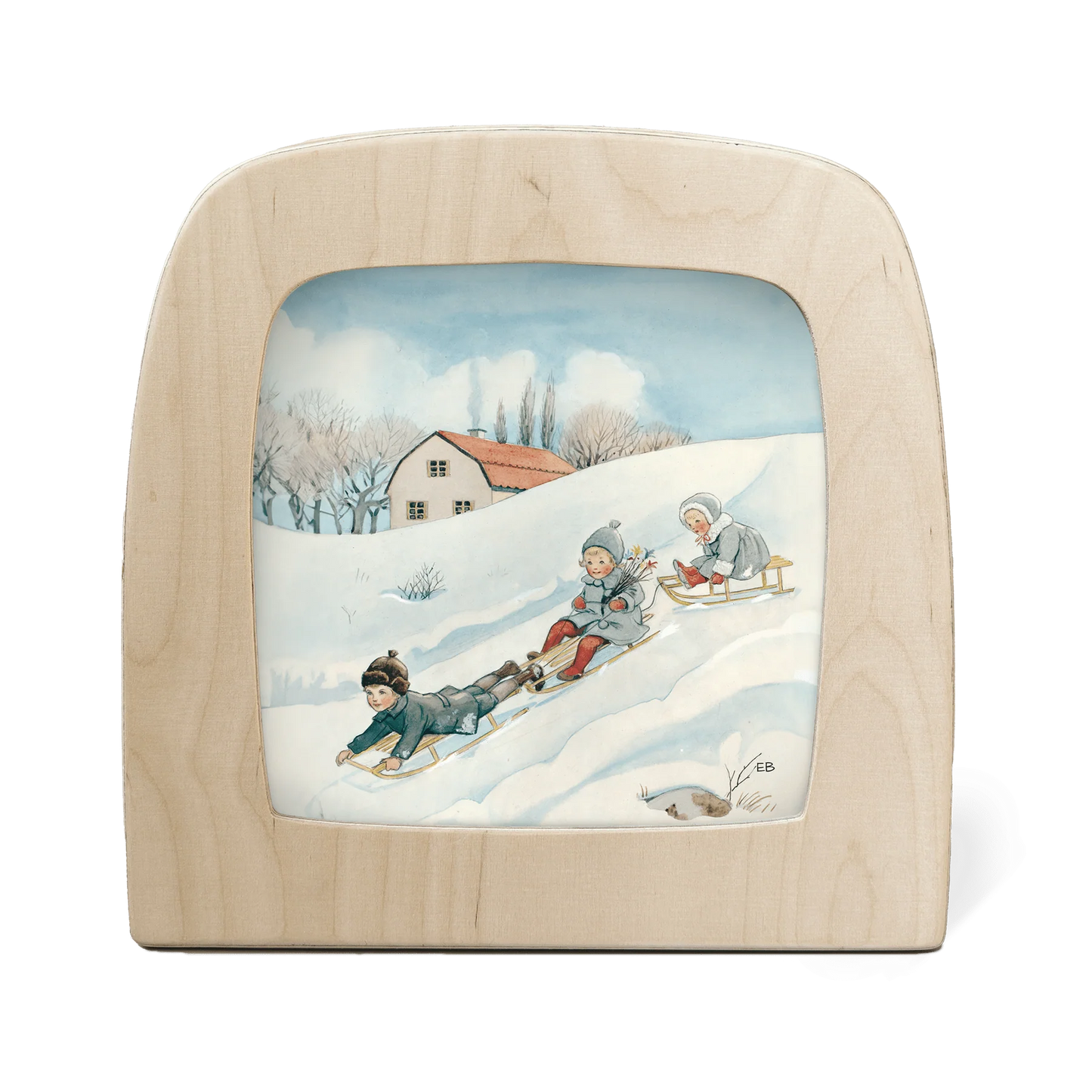 Rodeln Toverlux Motiv MO29: drei Kinder fahren mit Schlitten den verschneiten Hang hinunter, Bauernhaus im Hintergrund – Elsa Beskow, für die Magische Lampe und den Jahreszeitentisch