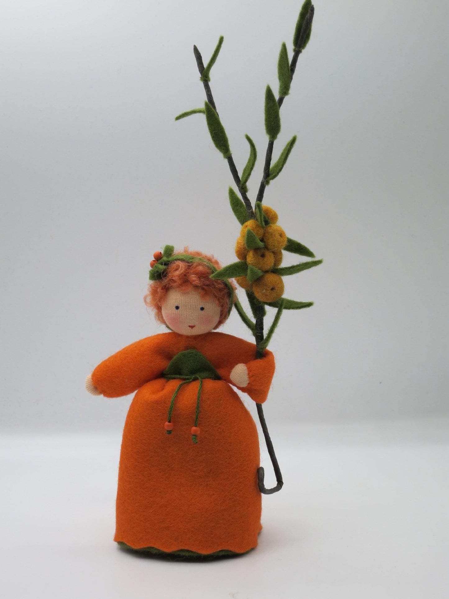 Sanddorn Blumenkind aus Wollfilz, Gesamtansicht mit orangefarbenen Beeren, Waldorf-Jahreszeitentisch, Art. HE9
