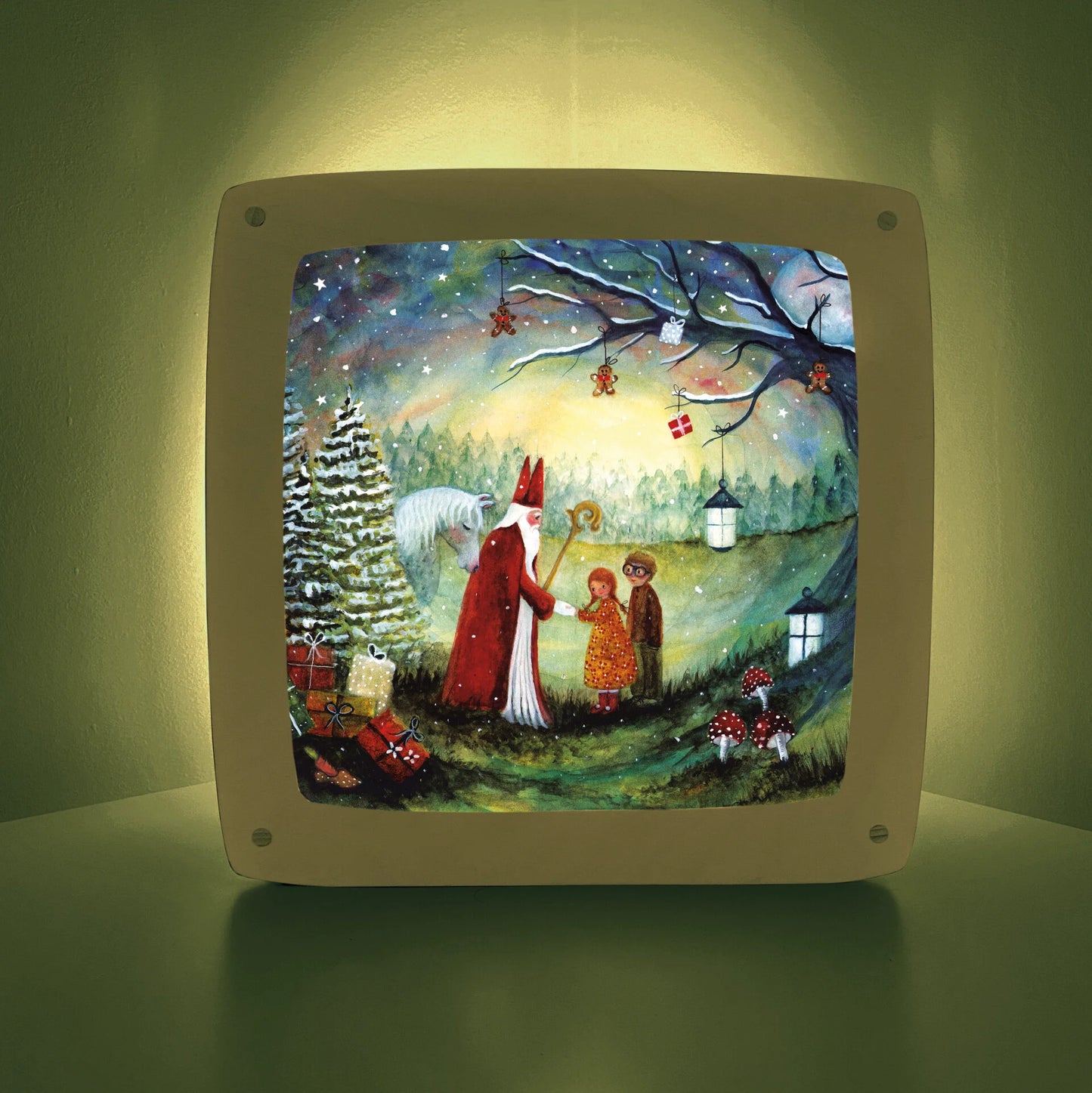 Sankt Nikolaus Toverlux Motiv MO4: Nikolaus mit Bischofsstab und weißem Pferd schenkt zwei Kindern Geschenke im nächtlichen Winterwald – für die Magische Lampe und den Adventstisch