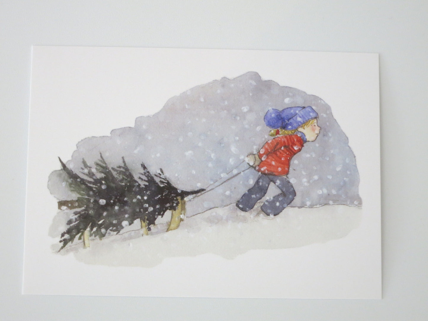 Kunstpostkarte Schnee von Stefanie Messing – Kind zieht Weihnachtsbaum durch Schnee, PKWI100