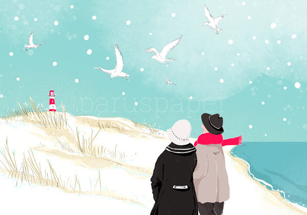 Postkarte Schneespaziergang von Antje Theres Kral, Paar am verschneiten Strand mit Leuchtturm und Moewen