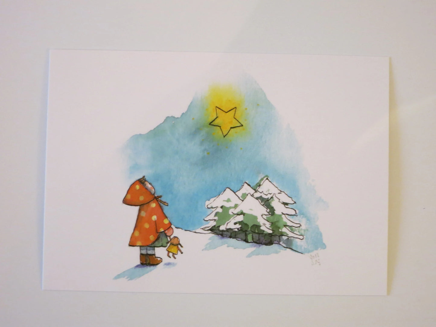 Sternenguckerin Kunst-Postkarte für Kinder – Mädchen mit Puppe blickt zum Stern, Aquarell von Stefanie Messing, Winter-Jahreszeitentisch