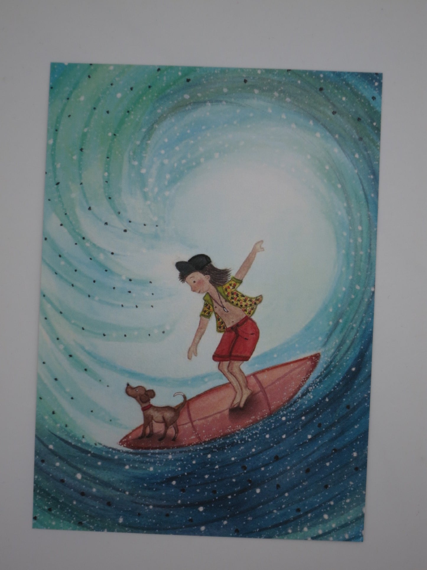 Postkarte Surfer von Bijdehansje mit Junge und Hund auf Surfbrett in einer Tunnelwelle