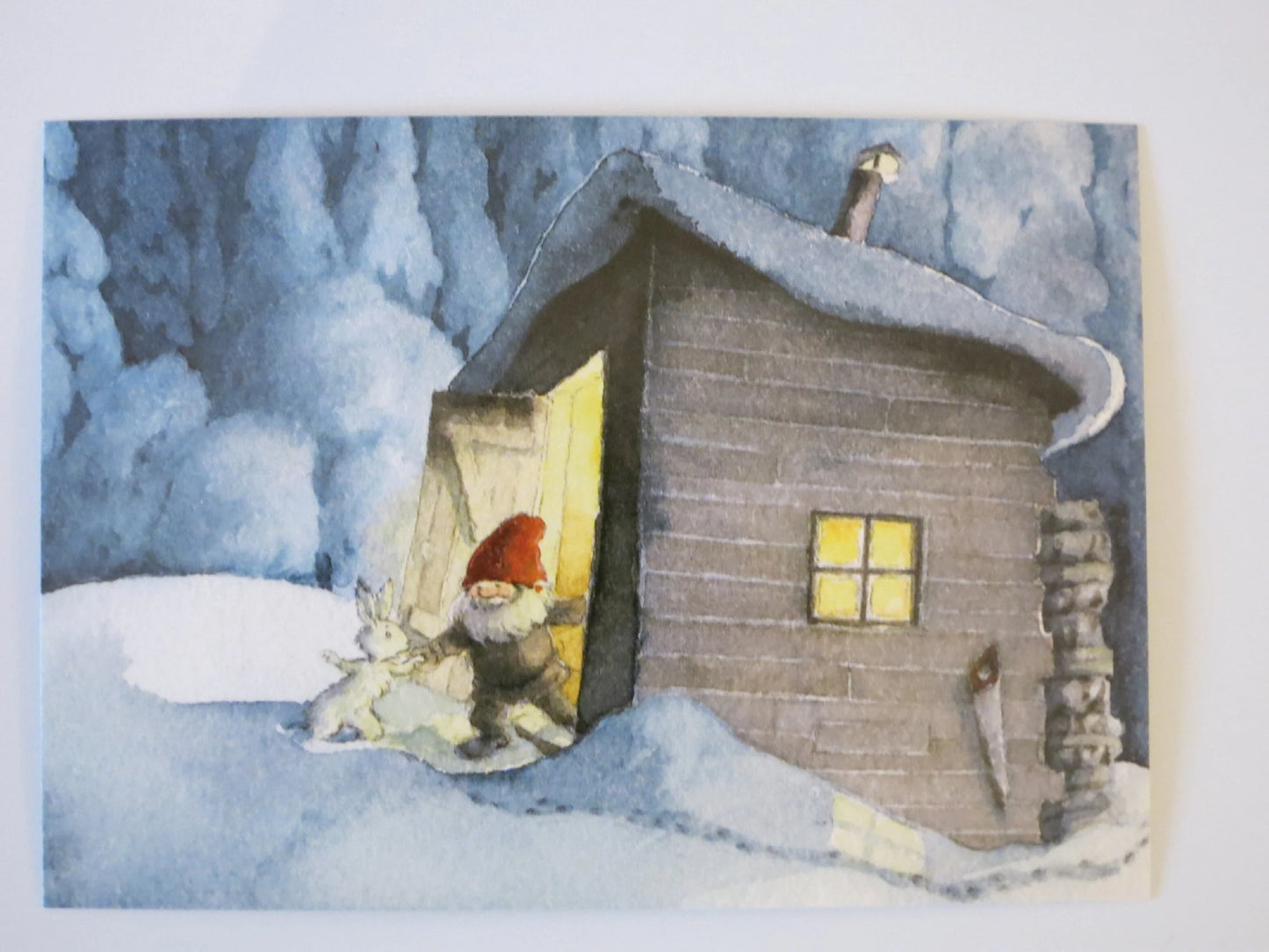 Wichtel-Postkarte Tomte mit Hase vor Winterhütte, Maj Fagerberg, skandinavische Weihnacht