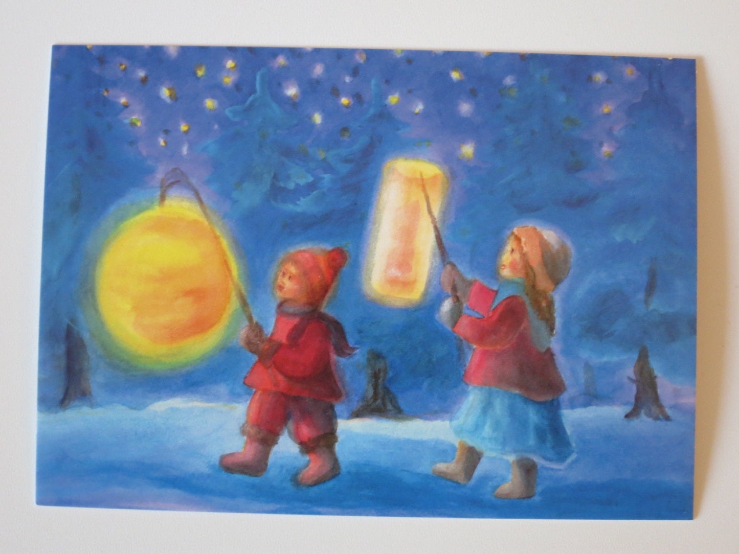 Zwei Kinder mit runder und zylinderförmiger Laterne im ersten Schnee – Waldorf Postkarte Laternenumzug von Dorothea Schmidt