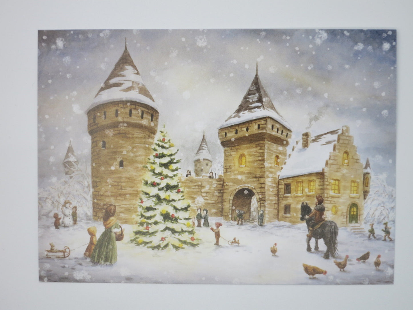 Weihnachtspostkarte Burg mit Weihnachtsbaum im Innenhof, Raphaela Berendt, Waldorf Jahreszeitentisch