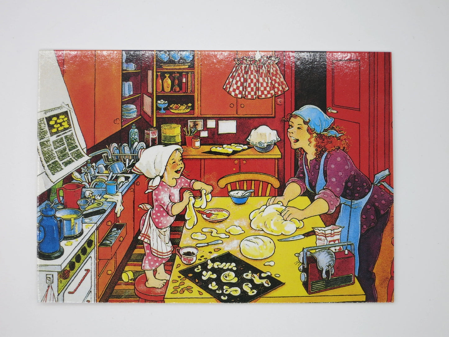 Postkarte Weihnachtsbaeckerei von G. Hansson, Mutter und Tochter backen gemeinsam Lussekatter in der Kueche