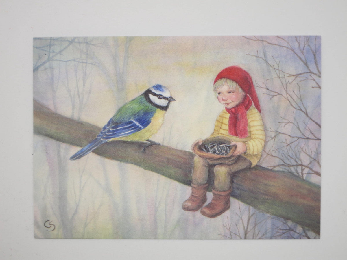 Kunstpostkarte Wichtel mit Blaumeise von Corinna Schwerdtfeger – Kind füttert Blaumeise, PKWI23