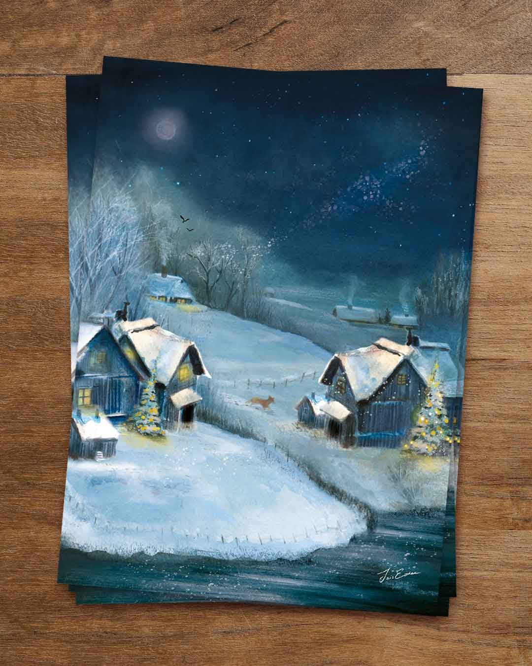Nostalgische Weihnachtskarte „Winterdorf“ von Iris Esther: verschneite Holzhäuser mit erleuchteten Fenstern und rauchenden Schornsteinen, zwei Tannenbäume mit Lichtern, ein Fuchs läuft über das Schneefeld, oben ein verschleierter Mond und die Milchstraße, vorn ein dunkler Bach