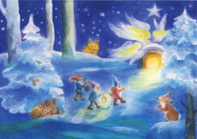 Winterpostkarte für Kinder: Drei Zwerge ziehen mit Laterne durch Schnee zu leuchtender Hoehle, Engel am Sternenhimmel, Waldorf Jahreszeitentisch