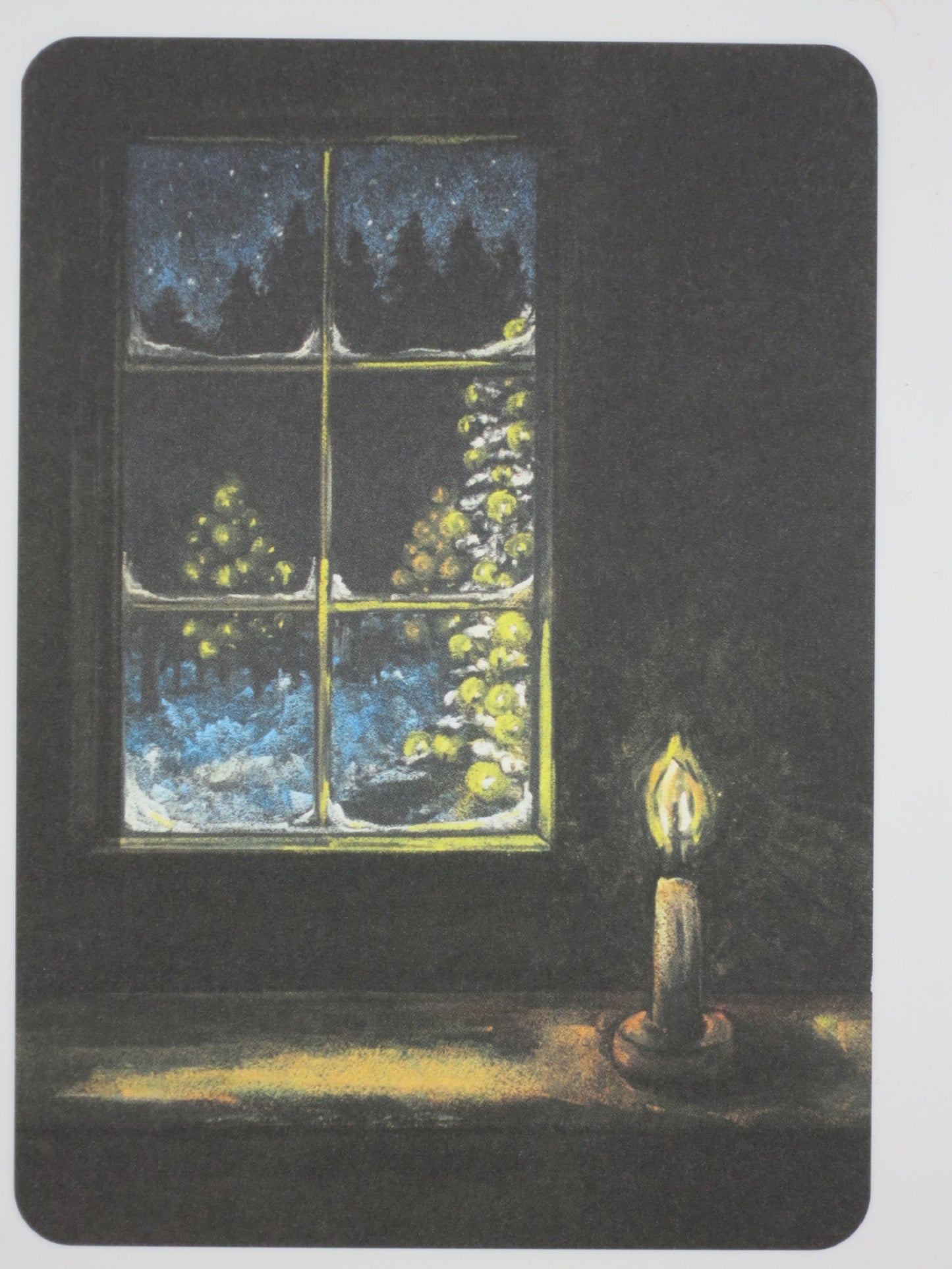 Winterpostkarte für Kinder: Blick durchs Fenster auf leuchtende Weihnachtsbäume im Schnee, Kerze auf Fensterbank