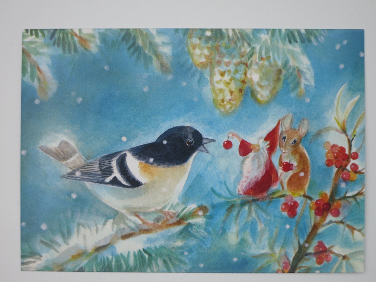 Winterpostkarte für Kinder: Kohlmeise und Fichtenzwerg mit Maus am Vogelbeerenzweig im Schnee, Waldorf Jahreszeitentisch
