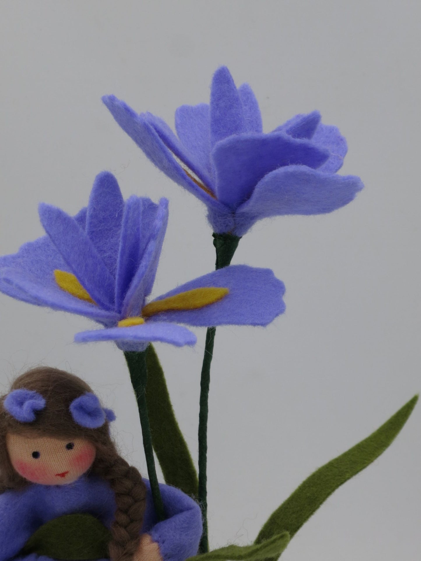 Iris - Schwertlilie - Blumenkind  für den Jahreszeitentisch - Art. SO42