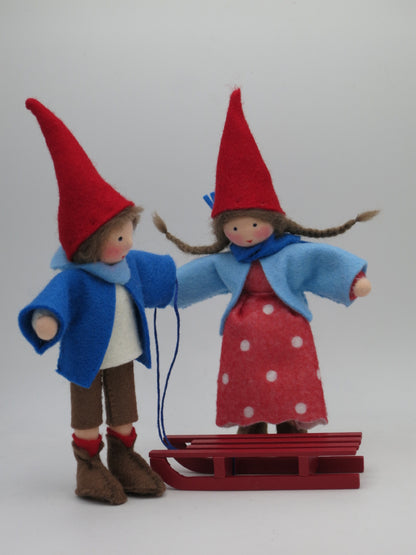 Wichtelpärchen mit Schlitten -  handgefertigte Blumenkinder -  Art. WI63