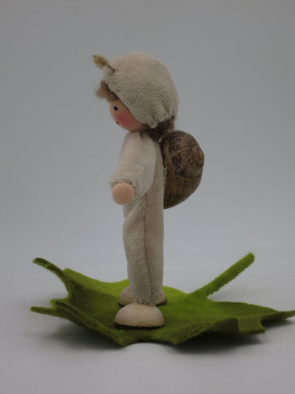 Weinbergschneckchen – Blumenkind für den Waldorf Jahreszeitentisch