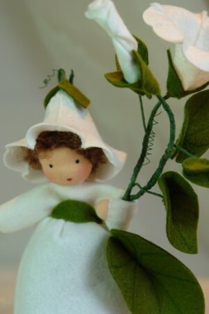 Nahaufnahme des Ackerwinde-Blumenkinds mit weißer Filzblüte, braunem Haar und naturgetreuem Blütenzweig, Art. FR7.