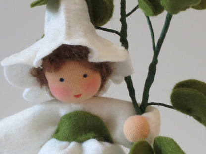 Detailaufnahme des handgefertigten Ackerwinde-Blumenkinds mit weißem Blütenhut und grünem Blütenzweig, Art. FR7.
