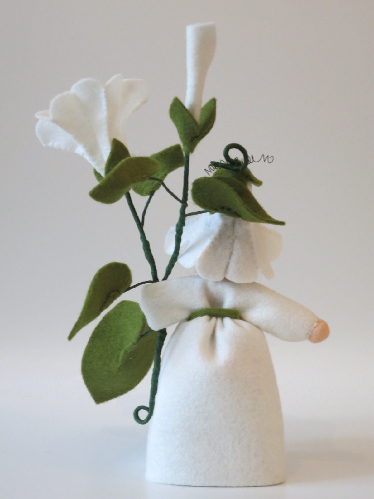 Rückansicht des weißen Ackerwinde-Blumenkinds mit grünen Filzblättern und weißen Blüten für den Jahreszeitentisch.