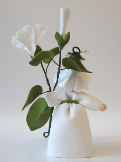Rückansicht des weißen Ackerwinde-Blumenkinds mit grünen Filzblättern und weißen Blüten für den Jahreszeitentisch.