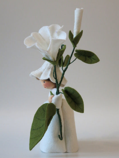 Seitenansicht des handgefertigten Ackerwinde-Blumenkinds in Weiß mit langem Blütenzweig und grünen Filzblättern.