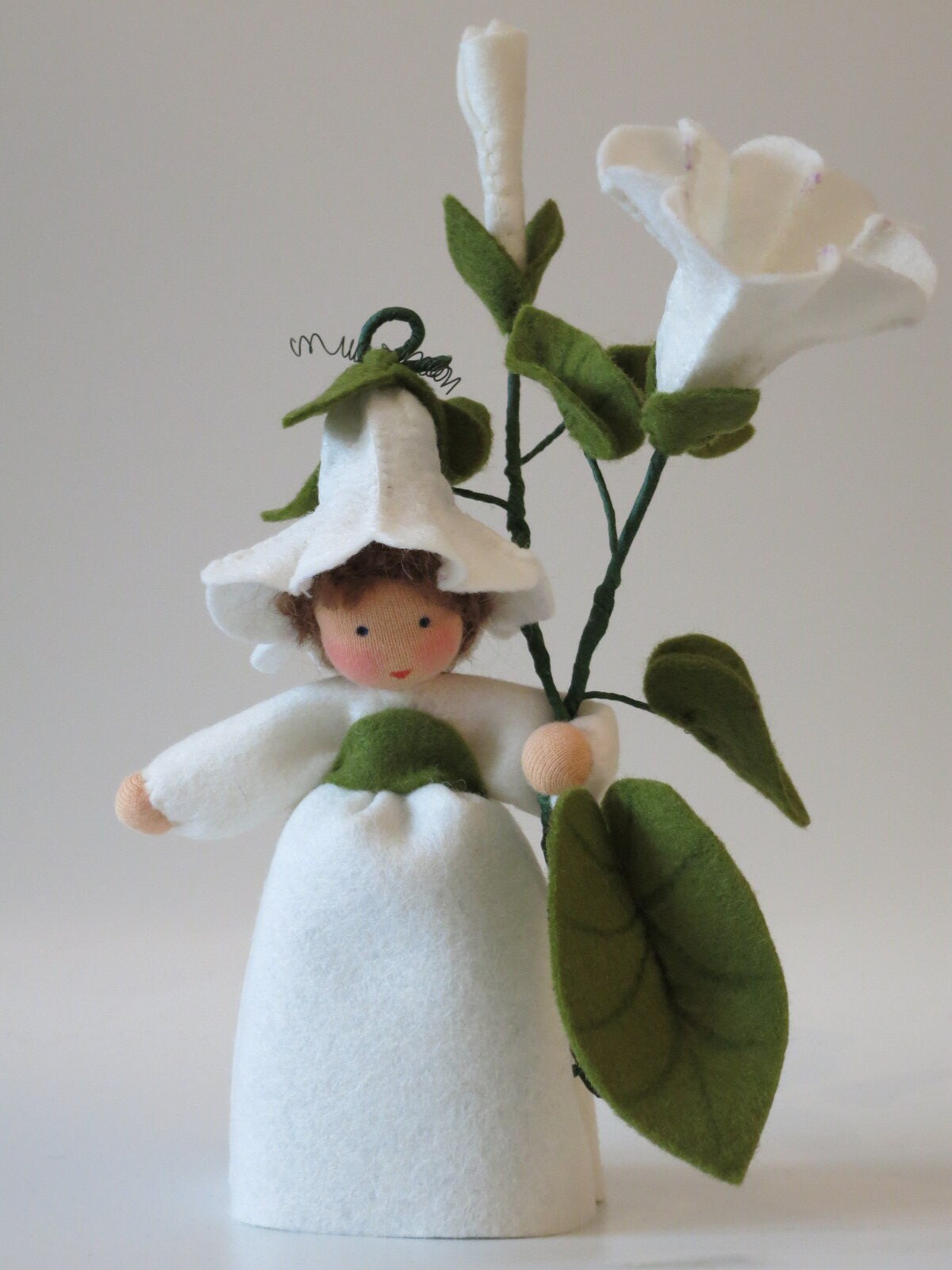 Handgefertigtes Ackerwinde-Blumenkind in Weiß mit Blütenzweig für den Waldorf Jahreszeitentisch, Art. FR7.