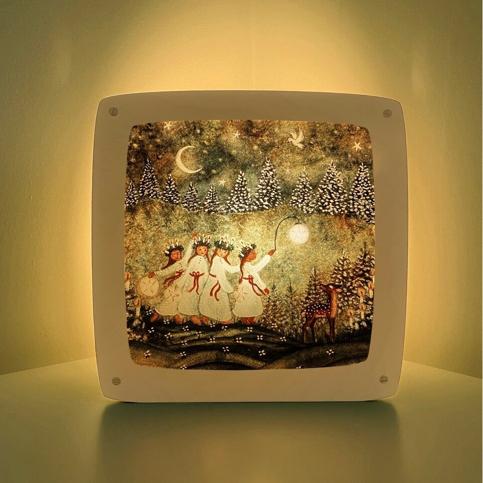 Advent Lucia Toverlux Motiv MO137: Mädchen in weißen Gewändern mit Blütenkronen ziehen mit Laterne und Reh durch den verschneiten Wald – für die Magische Lampe und den Adventstisch