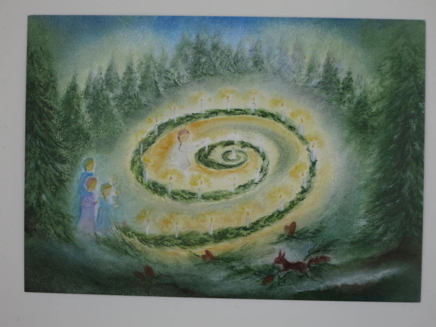 Postkarte Adventsgärtlein von Baukje Exler – Kinder an der Tannenzweigspirale mit Kerzen, PKWI229