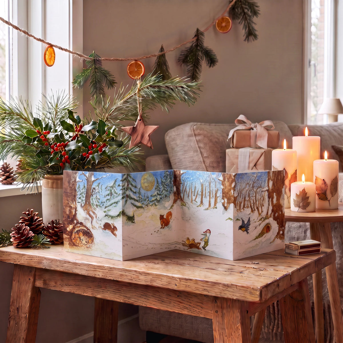 Toverlux Adventskalender, verschneiter Wald, Tiere und Wichtel, illustriert von Eentje van Margo