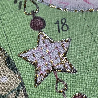 Detailaufnahme Adventskalenderkarte Christbaumkugeln AK50