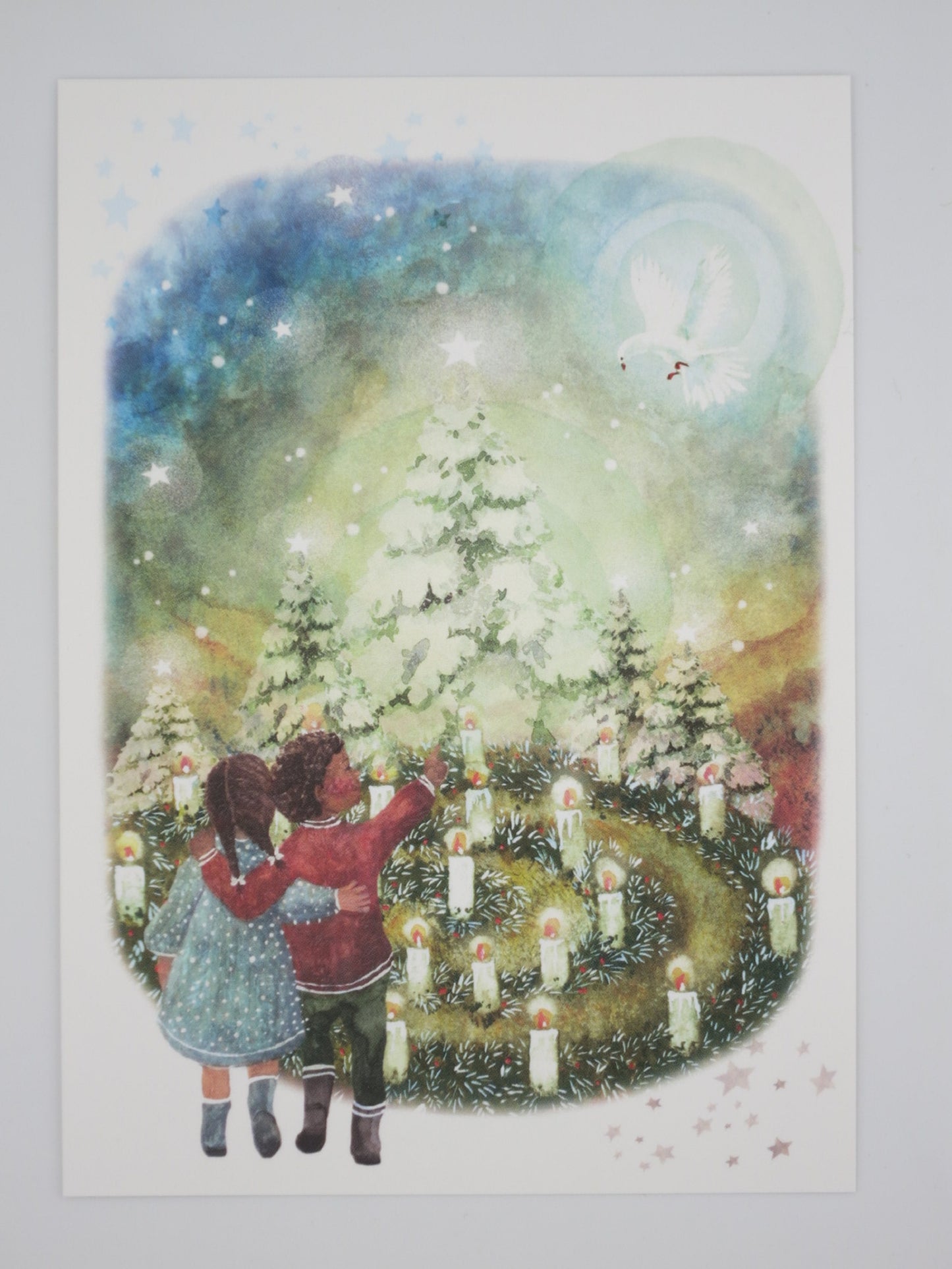 Adventsspirale-Postkarte für Kinder: Zwei Kinder umarmen sich vor leuchtender Kerzenspirale, Waldorf Adventsgärtlein Jahreszeitentisch