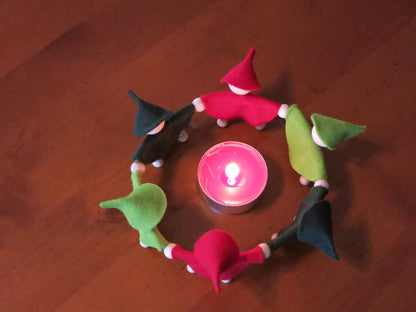 Adventszwergenkreis aus rotem und grünem Filz mit Teelicht, von oben fotografiert für den Waldorf Jahreszeitentisch.